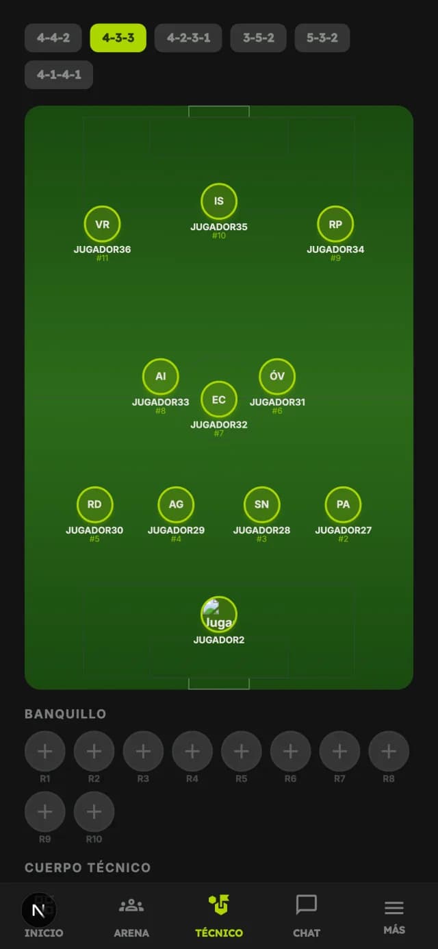 Pizarra de alineaciones de PlayersHubs con una formación 4-3-3 sobre el campo